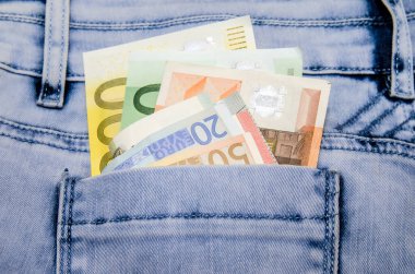 Kot pantolon cebinde Euro banknotlar