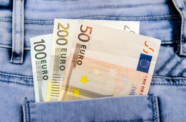 Kot pantolon cebinde Euro banknotlar