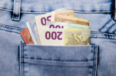 Avro banknotlarıyla dolu bir kot pantolon.