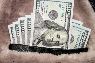 Siyah deri cekete dolar.