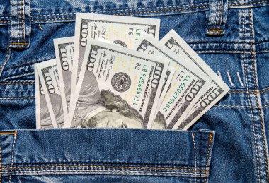 Kot pantolonun cebinde 100 dolarlık banknotlar