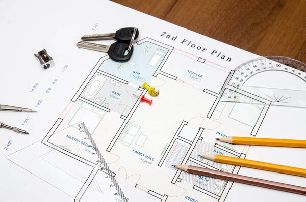 архитектурные чертежи с карандашом, линейкой, компасом и ключами
