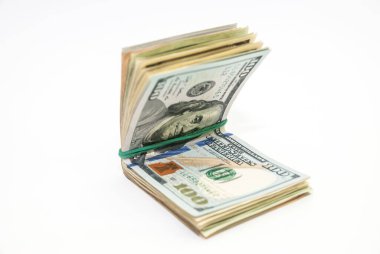 Kauçuk bantla bağlanmış Amerikan Doları, beyaz arka plan