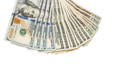 100 dolarlık banknotlar küme yolu ile beyaz arkaplan izole