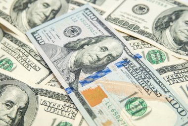 Yakın plan. Arka plan olarak 100 Amerikan doları.