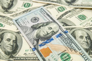 Yakın plan. Arka plan olarak 100 Amerikan doları.