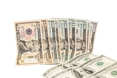 dolarlık banknotlar izole beyaz zemin üzerine