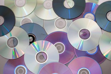 Mor DVD koleksiyonu ve CD yığınının yakın plan görüntüsü