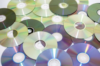 Mor DVD koleksiyonu ve CD yığınının yakın plan görüntüsü