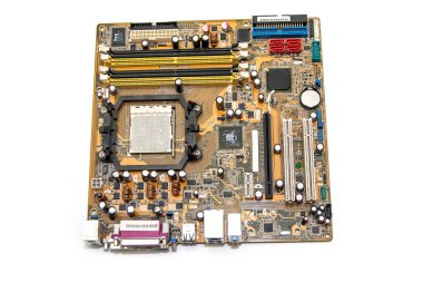 Beyaz bir arka plan üzerinde izole anakart bilgisayar