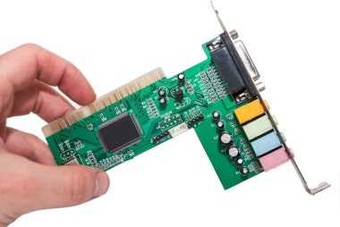 Kırpma yolu olan beyaz arkaplanda izole edilmiş bilgisayar için eski ses kartı