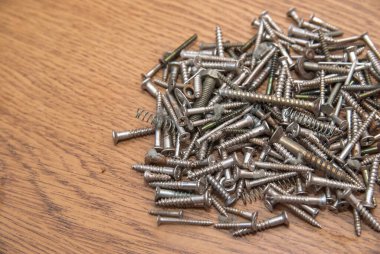 Ahşap zemin üzerinde çivi yığını