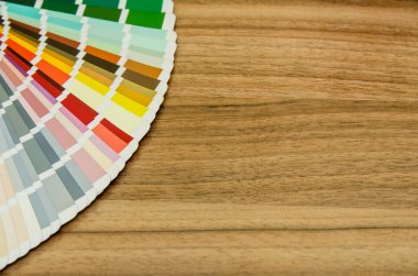 Tahta üzerinde renk paleti rehberi yakın görünüm