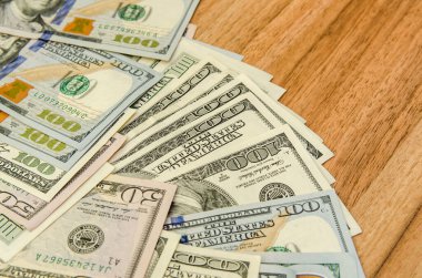 Tahta masada bir sürü para var.