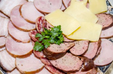 Sosisler kapanıyor.