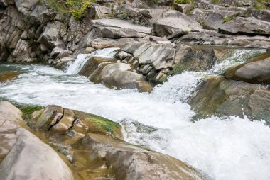 şelale üzerinde dağ dere