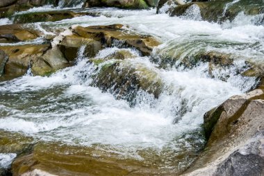 şelale üzerinde dağ dere