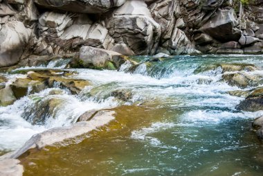 şelale üzerinde dağ dere