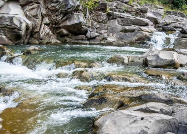 şelale üzerinde dağ dere