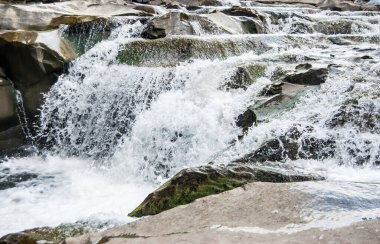 Küçük dekoratif şelale. Yakın çekim.