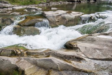 şelale üzerinde dağ dere
