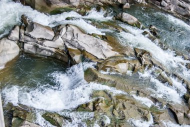 Akıp dökülen bir ırmağın suyu,