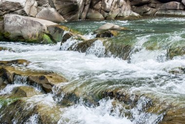 Şelaleye yakın çekim.