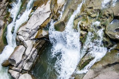 Portre nehrinde küçük şelale görünümünü