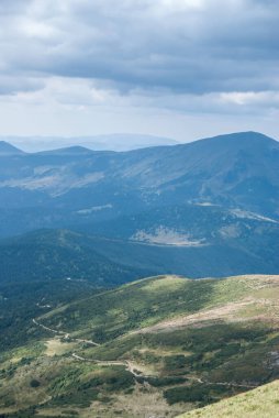 Yazın sisli dağların manzarası Karpatlar, Ukrayna