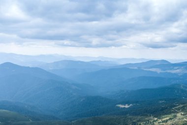 Ukrayna Karpat dağı yaz panoramik manzarası