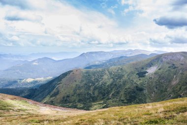 Yaz dağları çimenler ve mavi gökyüzü manzarası