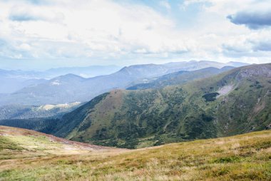 Büyük bir dağ tepesi olan vadiye bakan Karpatlar 'ın manzarası
