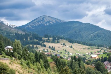 Karpat Dağları 'ndaki Ukrayna köyü Polyanitsa manzarası