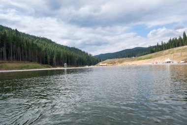 Ukrayna Karpatları, Bukovel köyünde göl