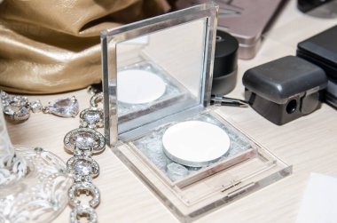 renkli göz gölgeler paleti