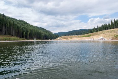 Ukrayna Karpatları, Bukovel köyünde göl