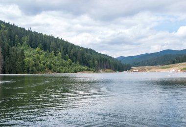 Ukraynalı Karpatlar 'ın Bukovel köyündeki mavi gölün panoraması