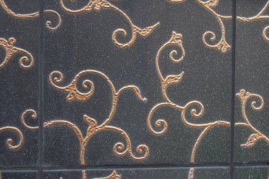 Altın desenli koyu renkli karolar.