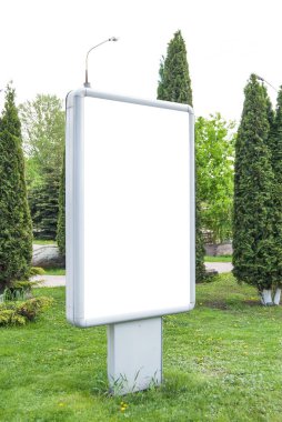 Bahçedeki boş dikey reklam panosu