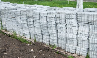 Yığınla kaldırım taşı