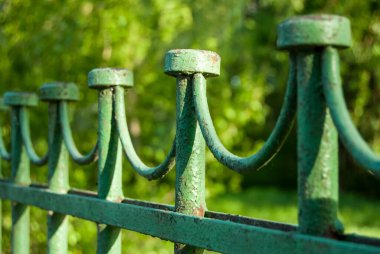 Eski bir demir çitin parçası.