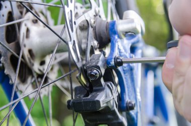 Tamirci tekerlek üzerinde bisiklet donanımı kuruyor