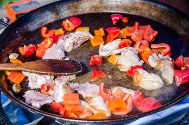 Et parçaları kızartma tavasında biberle kızarır.