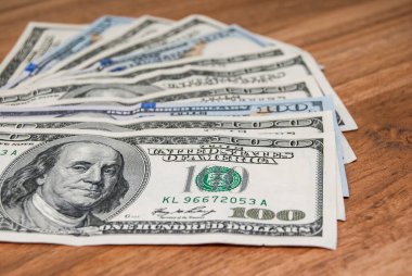 100 bize dolar Lirası ahşap arka plan üstünde