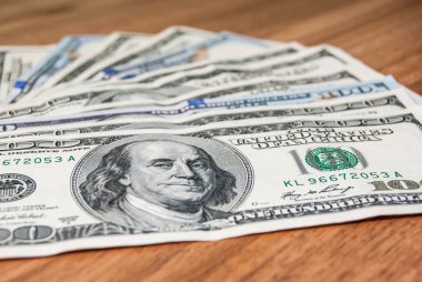 100 bize dolar Lirası ahşap arka plan üstünde