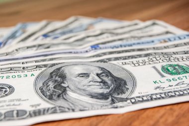 100 bize dolar Lirası ahşap arka plan üstünde