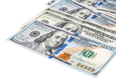 Sağ taraftaki 100 dolarlık banknotlar beyaz arka planda izole edilmiş. İş konsepti