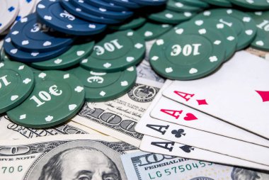 Poker kartları, Amerikan parası, poker fişleri. iş kavramı
