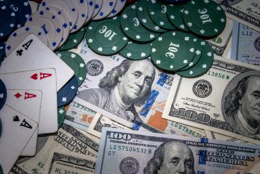 Poker fişleri, kumar kartları ve kumarhanede Amerikan dolarları.