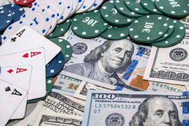 Poker fişleri, kumar kartları ve kumarhanede Amerikan dolarları.
